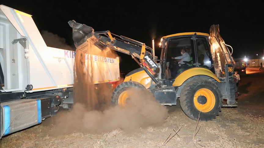 Bakan Varank, kepçe operatörlüğü yaparak Kırıkhan OSB’nin altyapı çalışmalarını başlattı