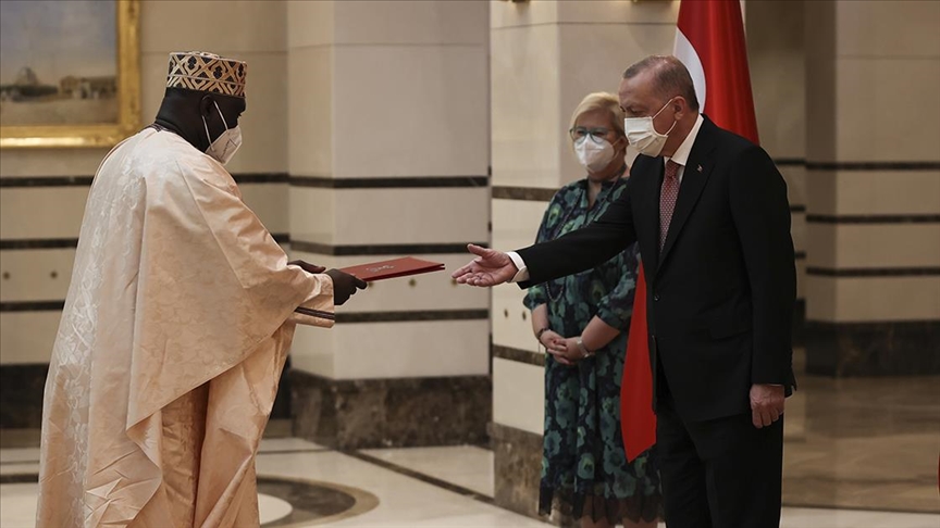 Gambiya’nın Ankara Büyükelçisi Njie, Cumhurbaşkanı Erdoğan’a güven mektubunu sundu