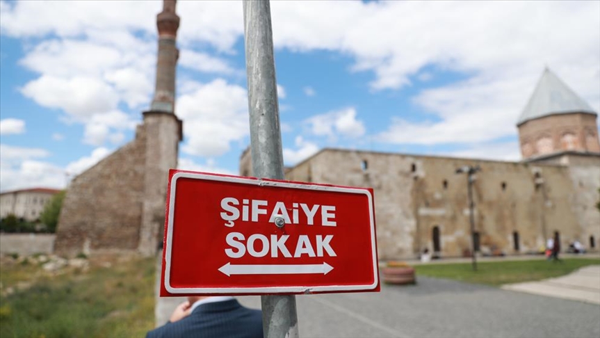 Sivas’ta tabelalarında Türkçe isim kullanan işletmelere reklam vergisinde yüzde 75 indirim uygulanacak