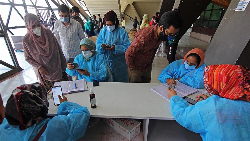 Hindistan’da Kovid-19 salgınında günlük vaka sayısı azalmaya devam ediyor