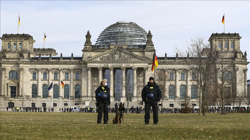 Almanya’da en az 272 polis hakkında aşırı sağla bağlantılı oldukları suçlamasıyla soruşturma yürütülüyor