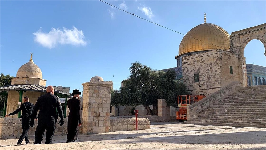 İsrail polisi korumasındaki 200’ü aşkın fanatik Yahudi Mescid-i Aksa’ya baskın düzenledi