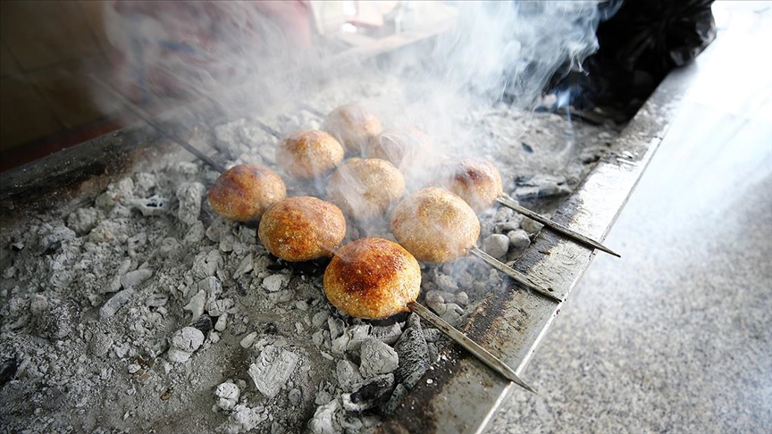 Mangal ateşi Adana’nın tescilli içli köftesine lezzet kattı