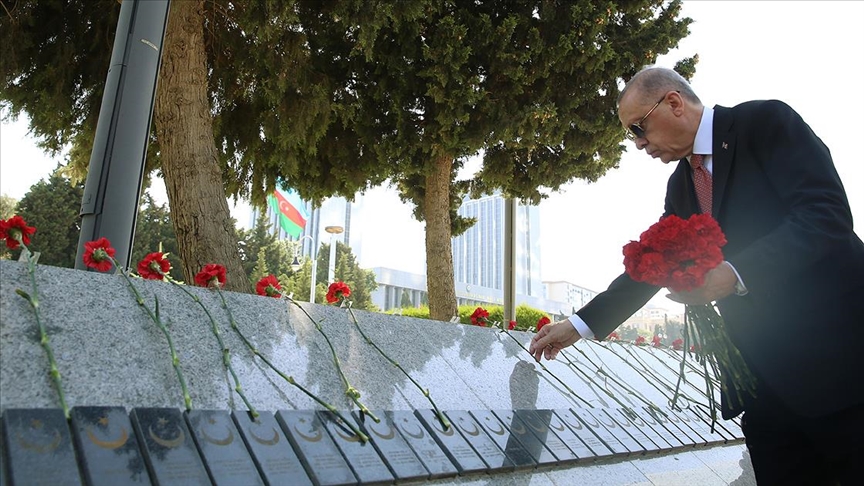 Cumhurbaşkanı Erdoğan, Bakü’de şehitliği ziyaret etti