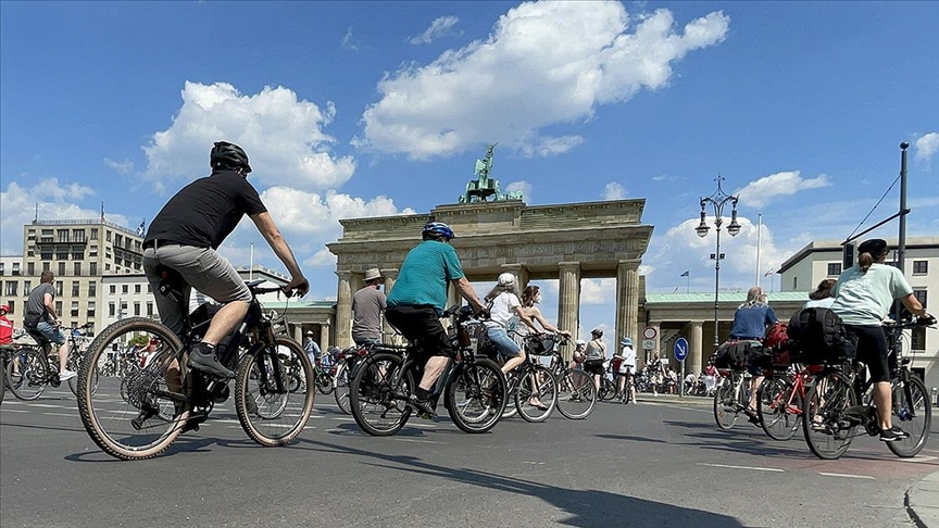 Almanya’da hükümetin ulaşım ve iklim politikaları bisiklet konvoylarıyla protesto edildi
