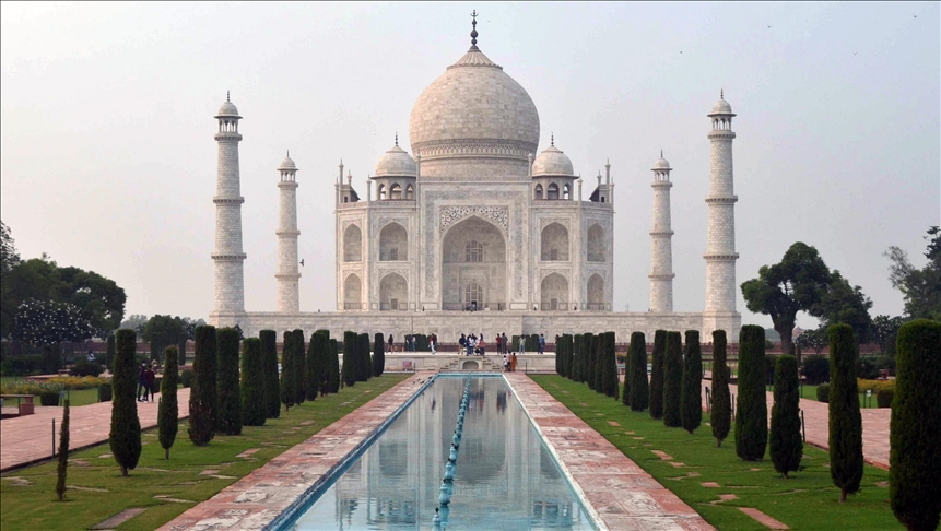 Hindistan’da Kovid-19 salgını nedeniyle kapatılan Tac Mahal 2 ay sonra ziyarete açıldı
