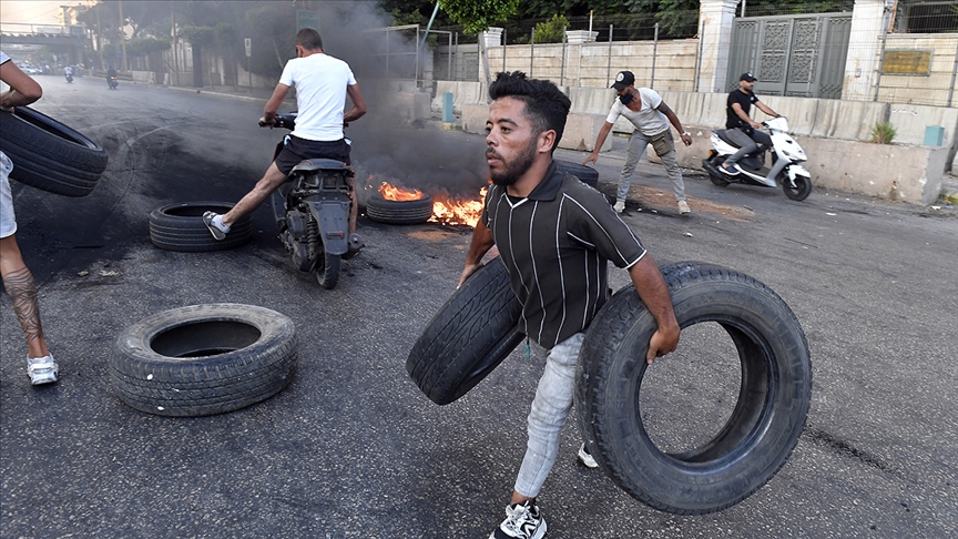 Ekonomik krizin derinleştiği Lübnan’da protestocular siyasilerin evlerine ve banka şubelerine yürüdü