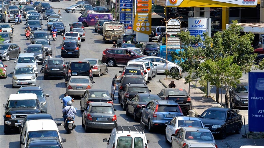 Lübnan’da uzun kuyrukların oluştuğu benzin istasyonlarında ‘akaryakıtın tümüyle tükenmek üzere’ olduğu uyarısı
