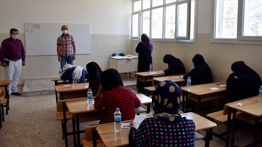 Terör örgütü YPG/PKK’dan temizlenen Tel Abyad ilçesinde liselere geçiş sınavı başladı