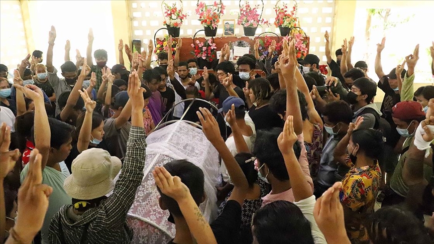 Myanmar’da darbe karşıtlarına saldıran güvenlik güçleri 25 kişiyi öldürdü