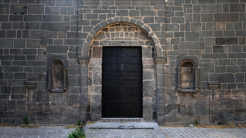 Diyarbakır Surları’ndaki tarihi Dağkapı, 79 yıl sonra restorasyonunun ardından yerine takıldı