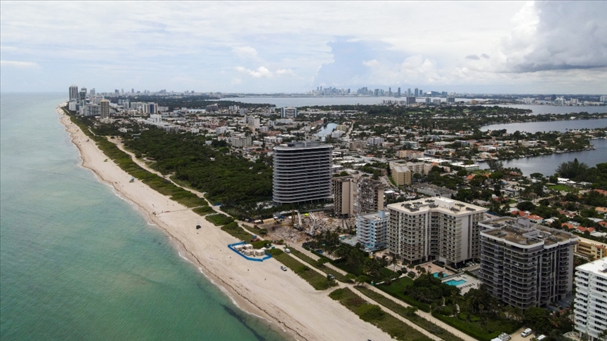 Miami’de bir kısmı çöken 13 katlı binanın tamamı kontrollü şekilde yıkıldı