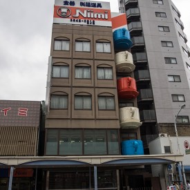 El primer edificio que llama la atención, con balcones en forma de taza.