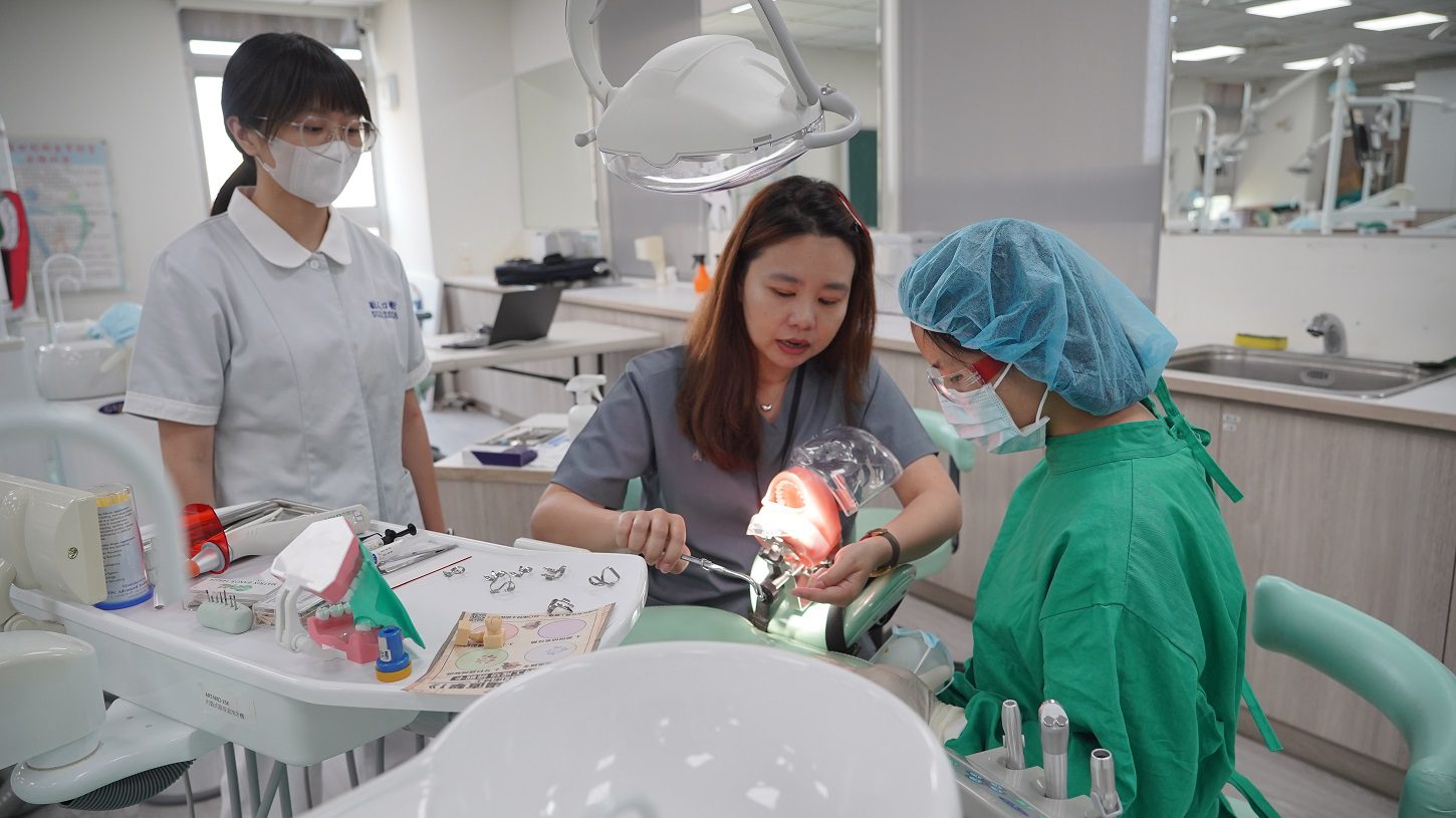 國中生於校園開放日體驗護理急救實作與牙體技術操作