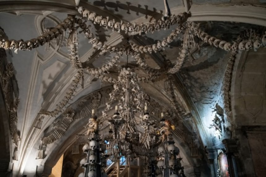 1万人の人骨で装飾され4万人の遺骨を保管している「セドレツ納骨堂