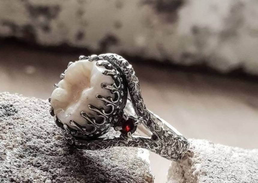 愛する故人の歯を加工し、思い出となるアクセサリーを制作  