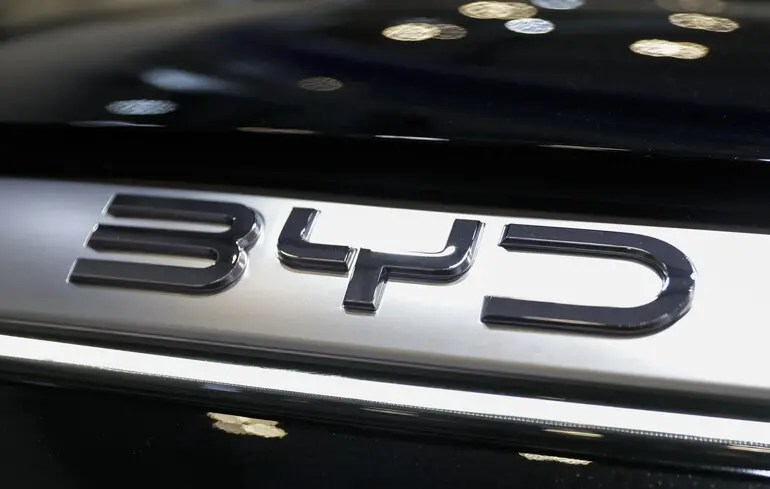 Lengyelország kitiltotta a kínai autókat a laktanyákból