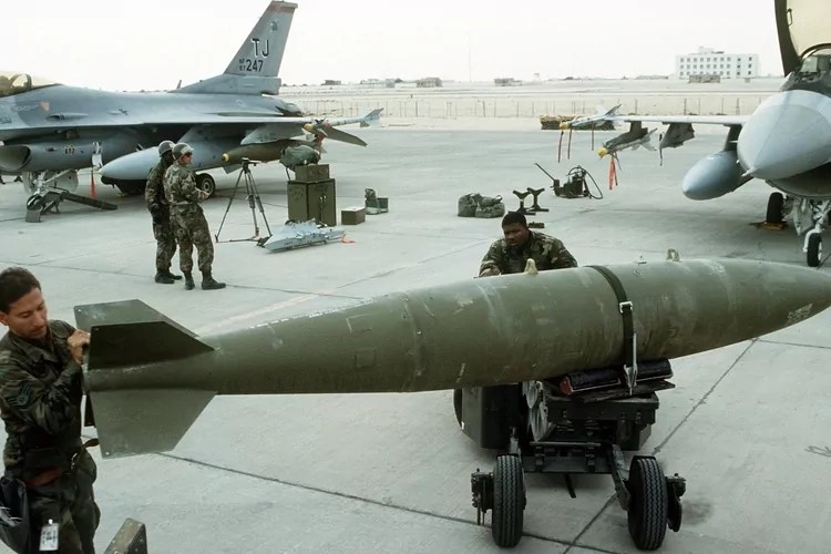 Trump 2,8 milliárd dolláros bombacsomagot ad Izraelnek