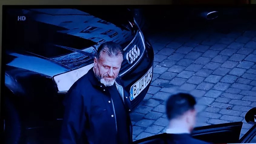 Issa Remmo vor einer schwarzen Limousine