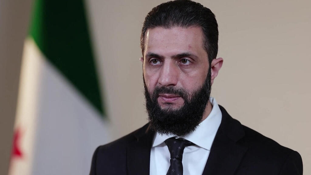 ما حقيقة صورة القبض على الرئيس أحمد الشرع في العراق عام 2005؟