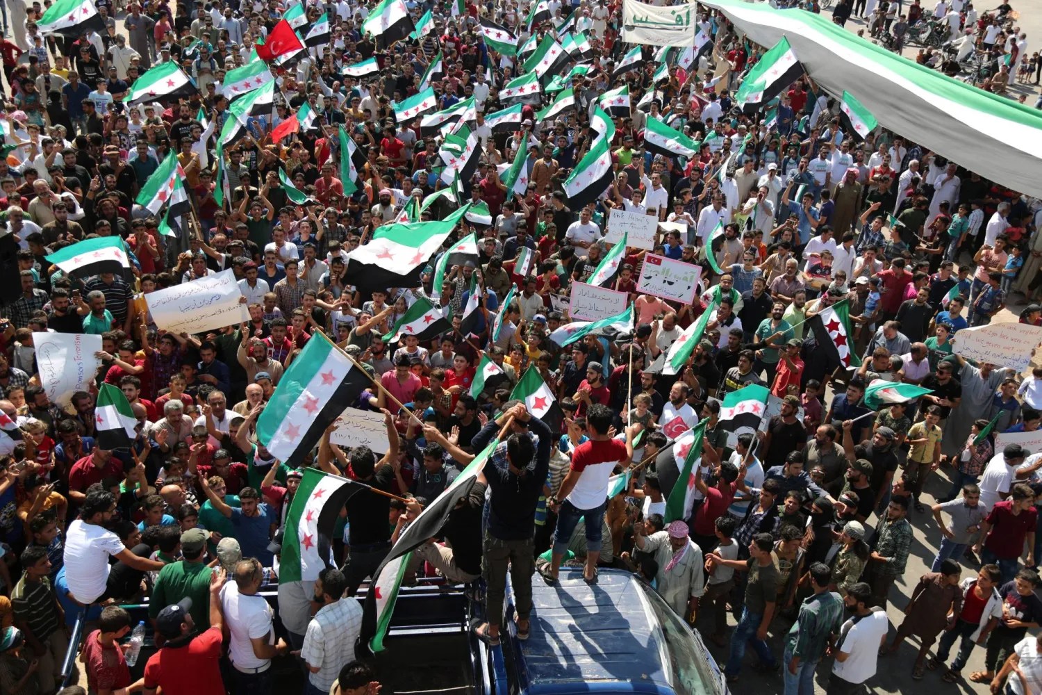 ما حقيقة فيديو يوثق مظاهرة في إدلب للمطالبة بإسقاط الرئيس أحمد الشرع؟
