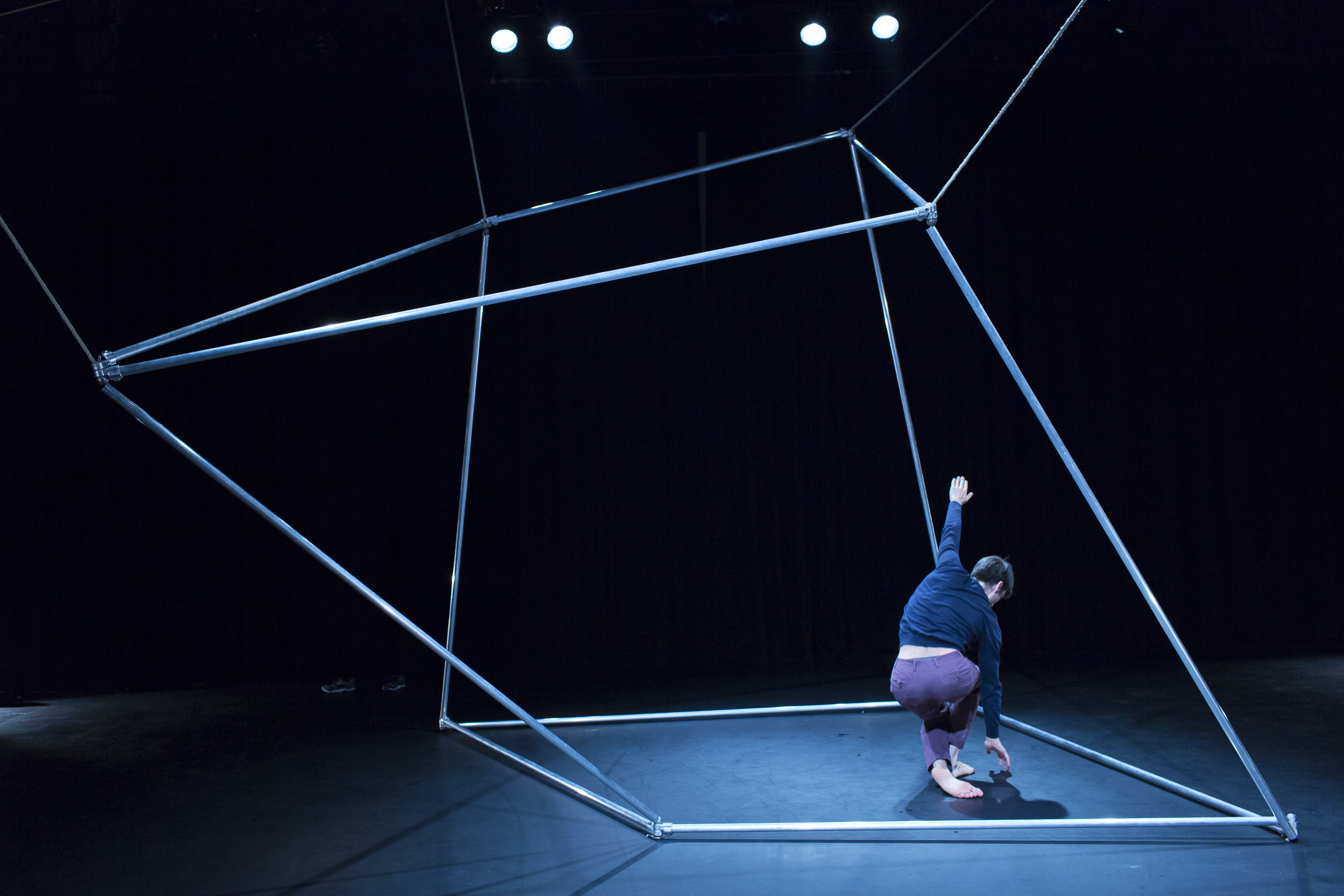 Home Hazard, 2014, Aluminiumstangen, 350x300x290cm, Bühnenbild zur Choreografie von Chikako Kaido Pumpenhaus Münster