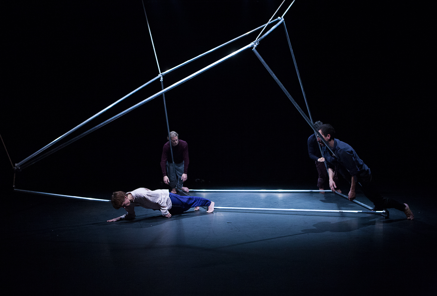 Home Hazard, 2014, Aluminiumstangen, 350x300x290cm, Bühnenbild zur Choreografie von Chikako Kaido Pumpenhaus Münster