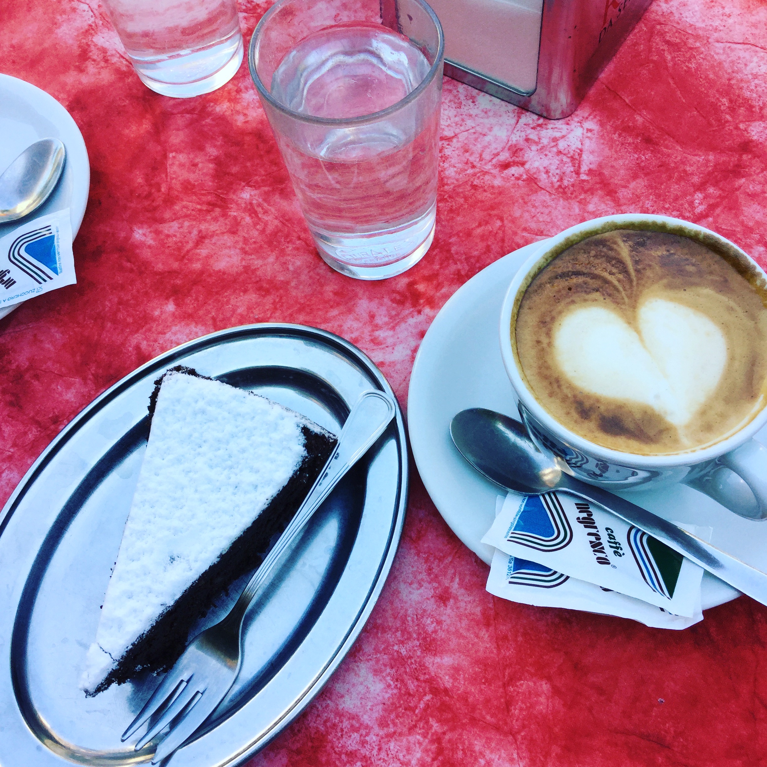 Cappuccino und Schokoladentorte in Rom