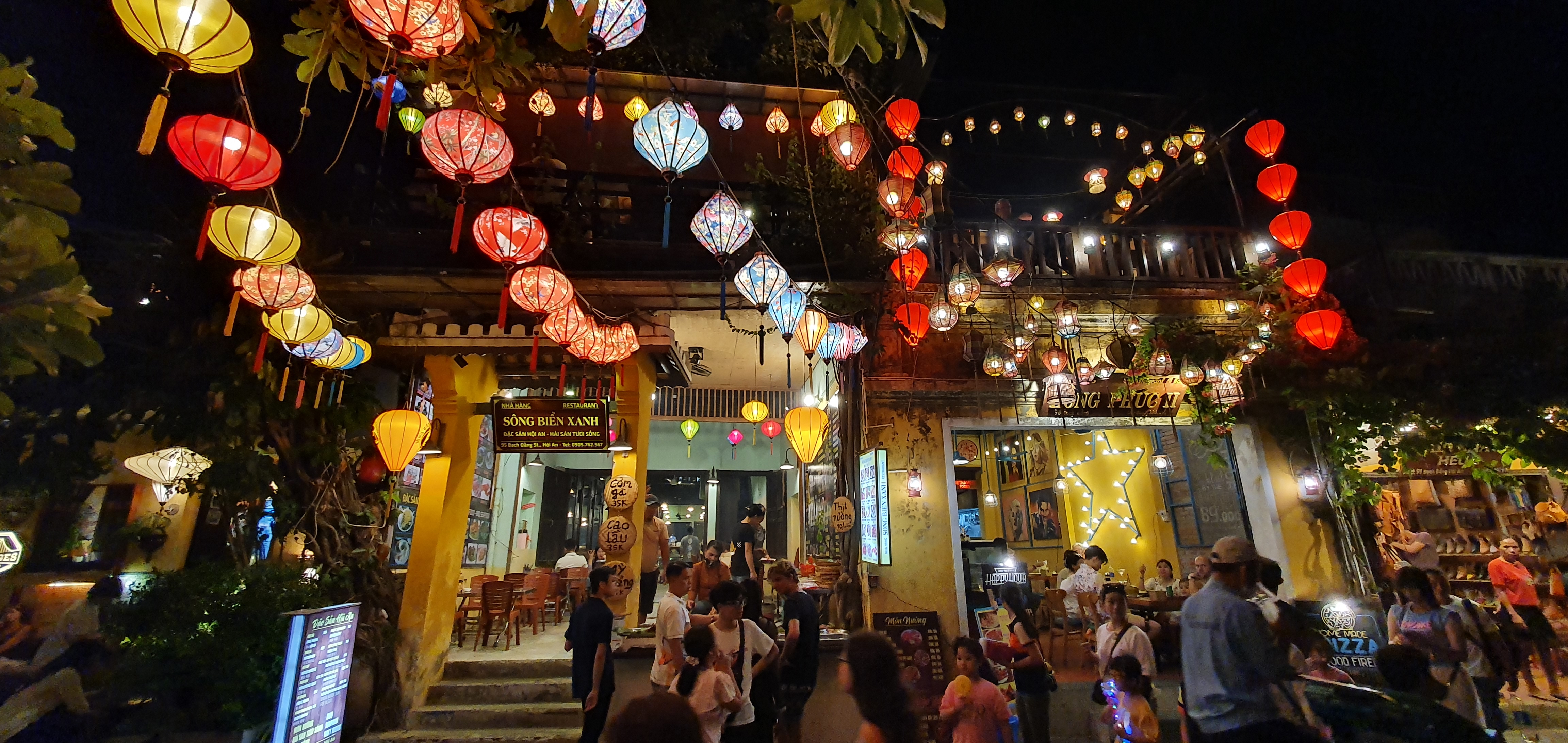 Überall beleuchten Lampions hoi An