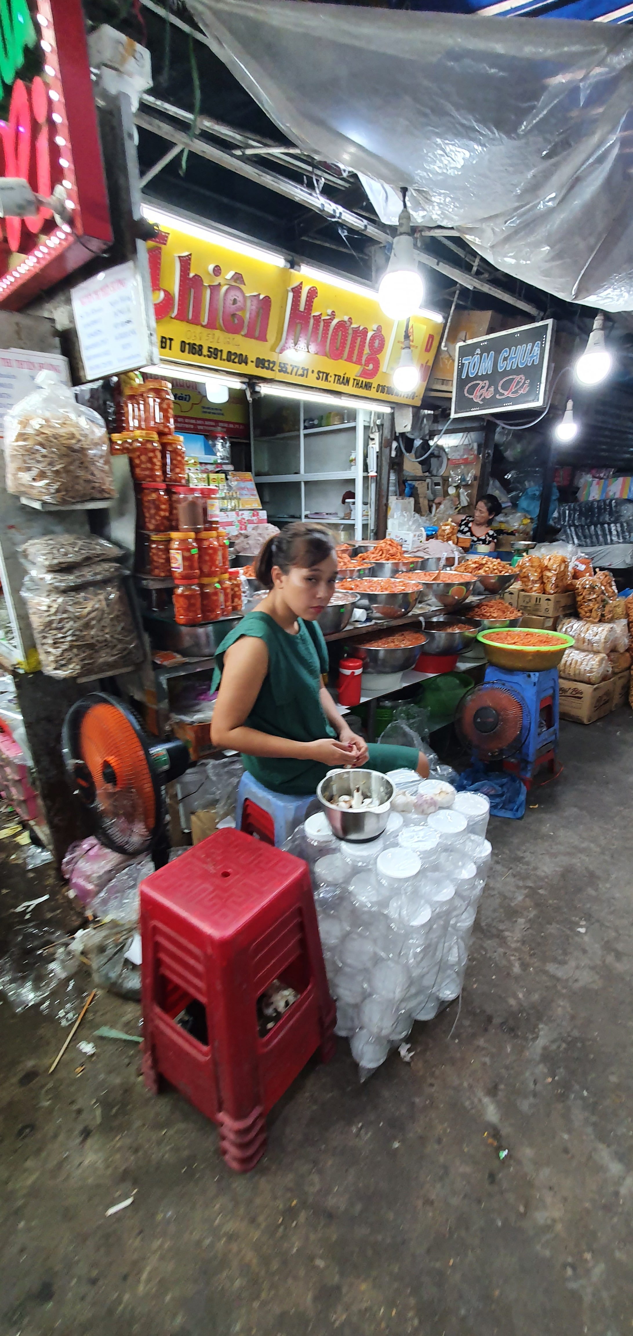Eine Verkäuferin im Markt in Hue
