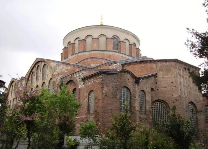Yapımına 4. yüzyılda başlanmış olan Aya İrini, İstanbul'da bulunan, camiye çevrilmemiş en büyük Bizans kilisesidir. Fotoğraf:tr.wikipedia.com