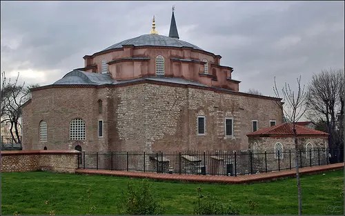 526-536 yılları arasında yapılan, mimarlarının Milet'li İsidoros ve Tralles'li Anthemius olduğu düşünülen, Bizans İmparatoru I. Justinyen ve karısı Theodora tarafından yaptırılan Aya Sergios ve Bachos Kilisesi, 1497 yılında Sultan II. Beyazıt döneminde camiye çevrilmiştir. Günümüzdeki adı Küçük Ayasofya Camii’dir. Fotoğraf:antikkonak.com