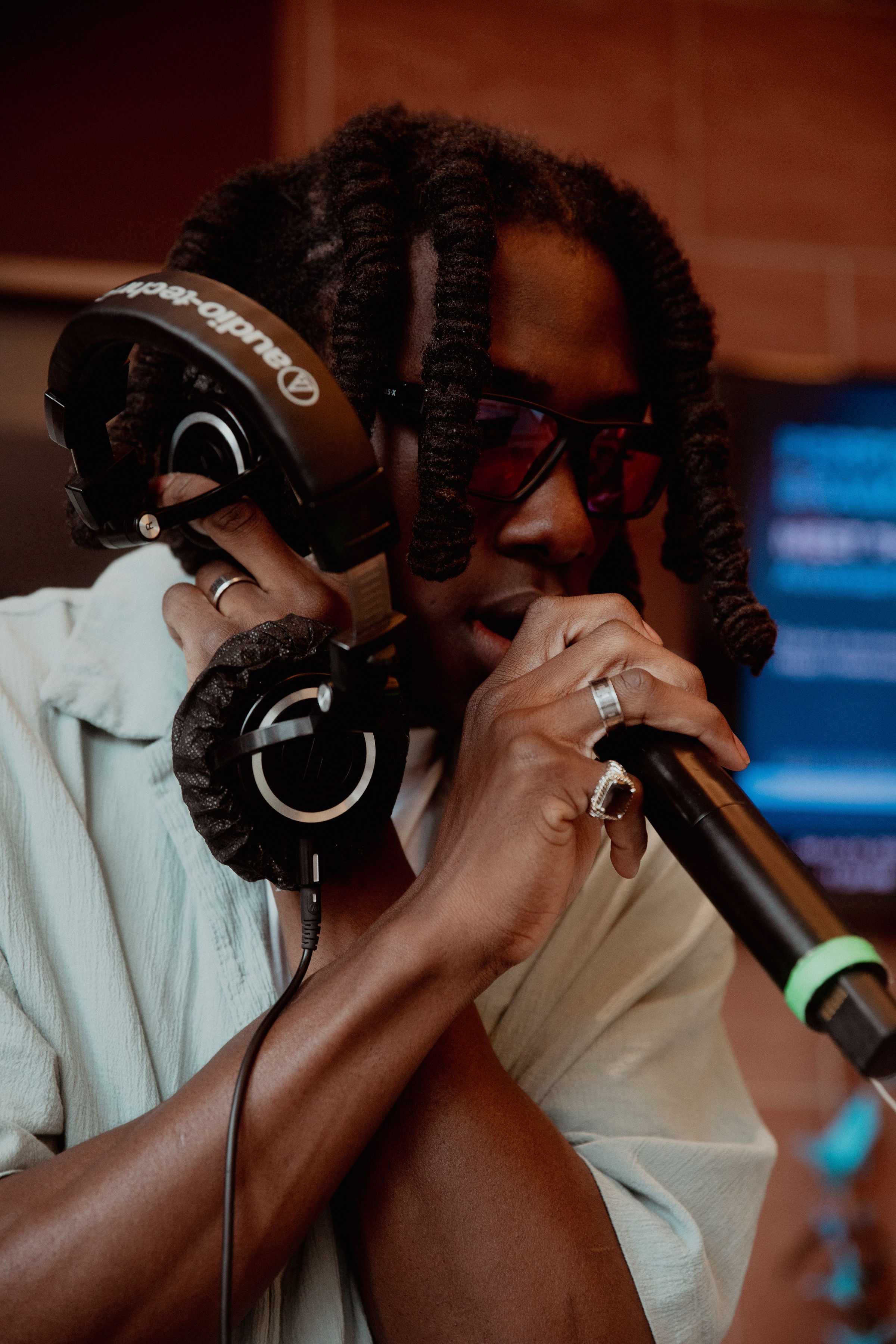Kazashim Mic In Hand