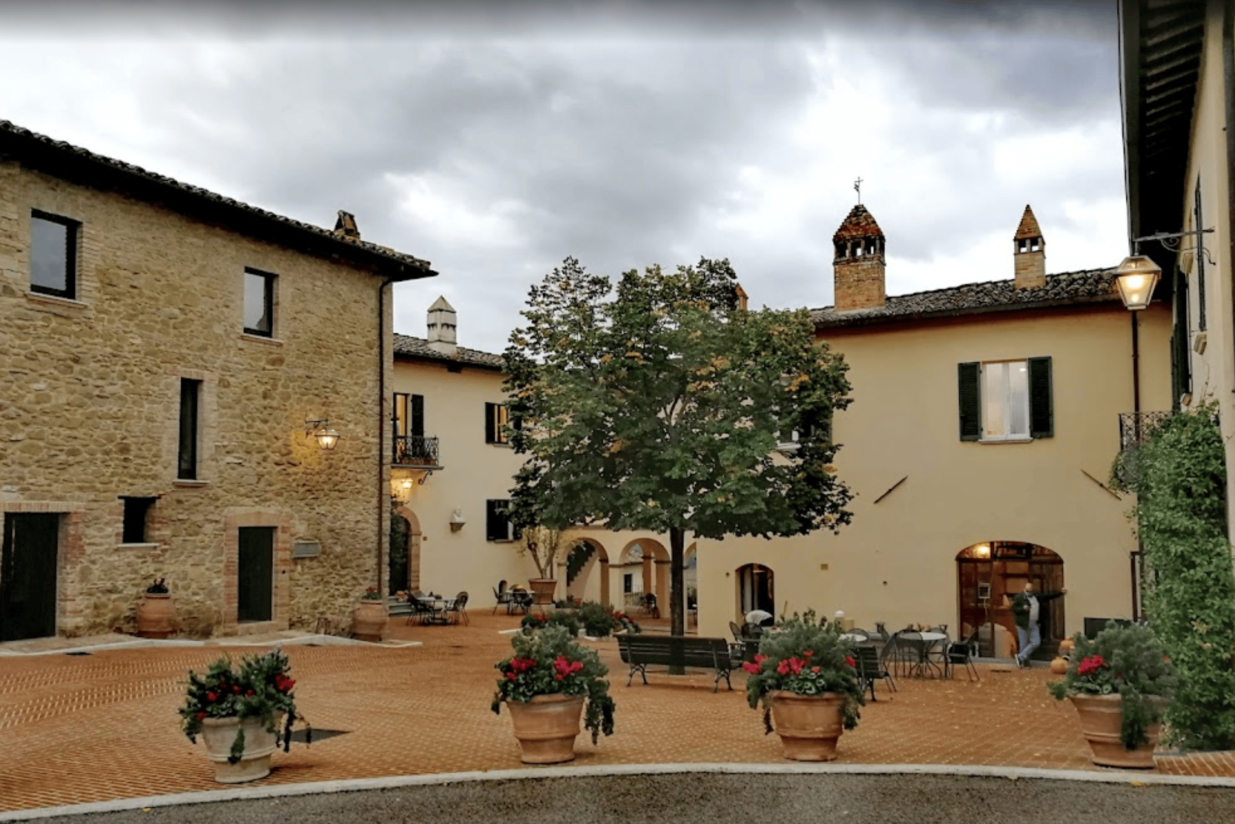 あのブルネロクチネリの本社のあるイタリアのソロメオ村を目指すには 
