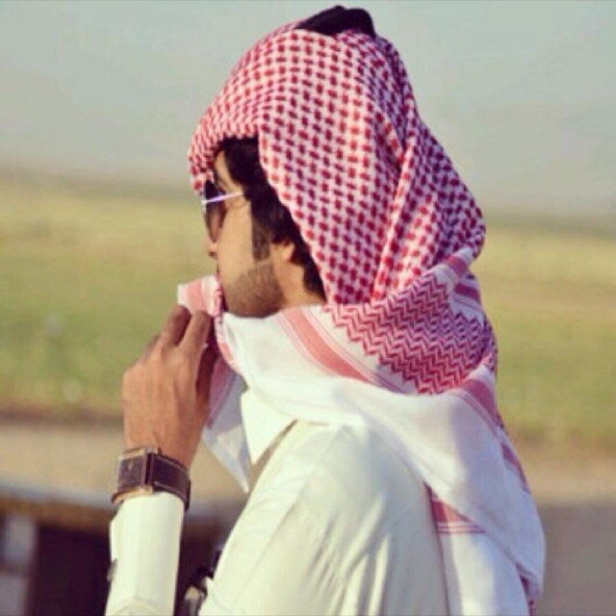 صور شباب مقفين , شباب خلايجة بالعقال قبلات الحياة