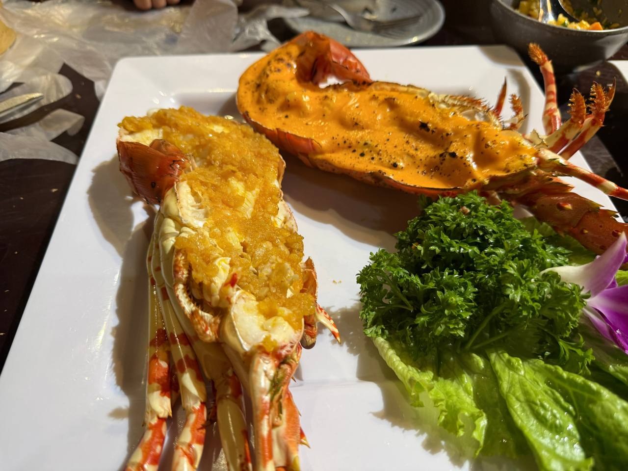 반으로 갈라 나온 랍스터 계열 해산물 요리. 소스가 넉넉하게 올라가 있었다