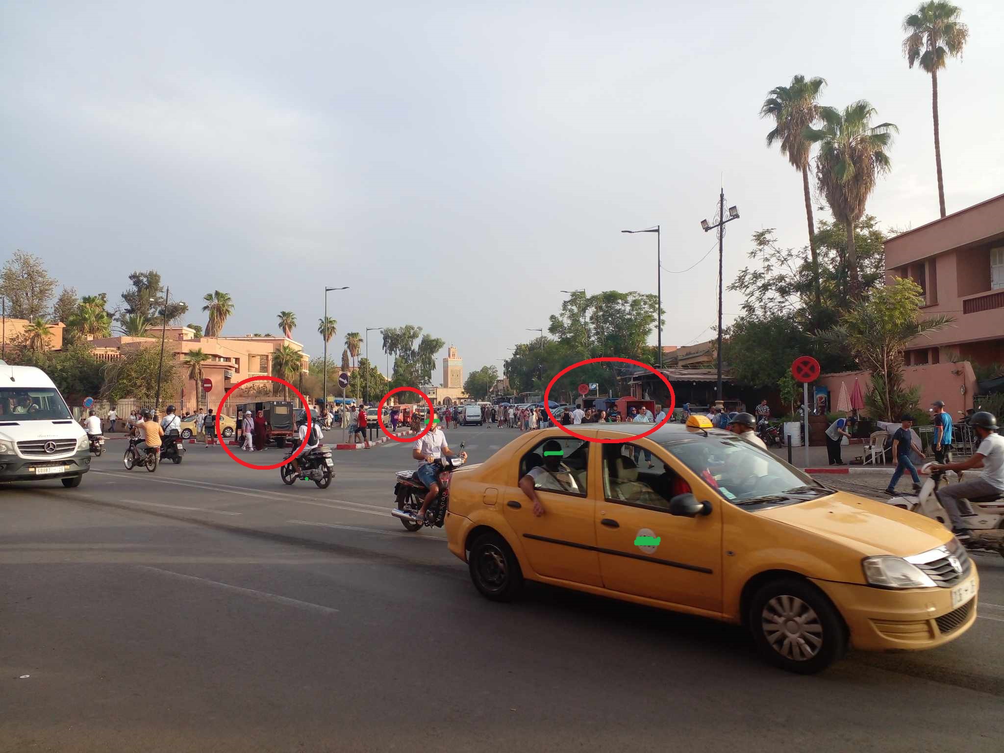 إتاوات غير قانونية بمواقف الدراجات بمراكش تثير استياء المواطنين