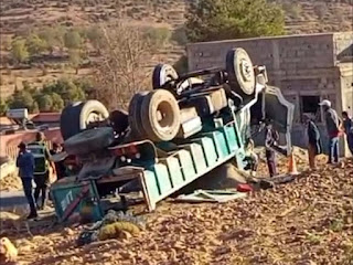 انقلاب شاحنة محملة بمواد البناء بجماعة أزكور
