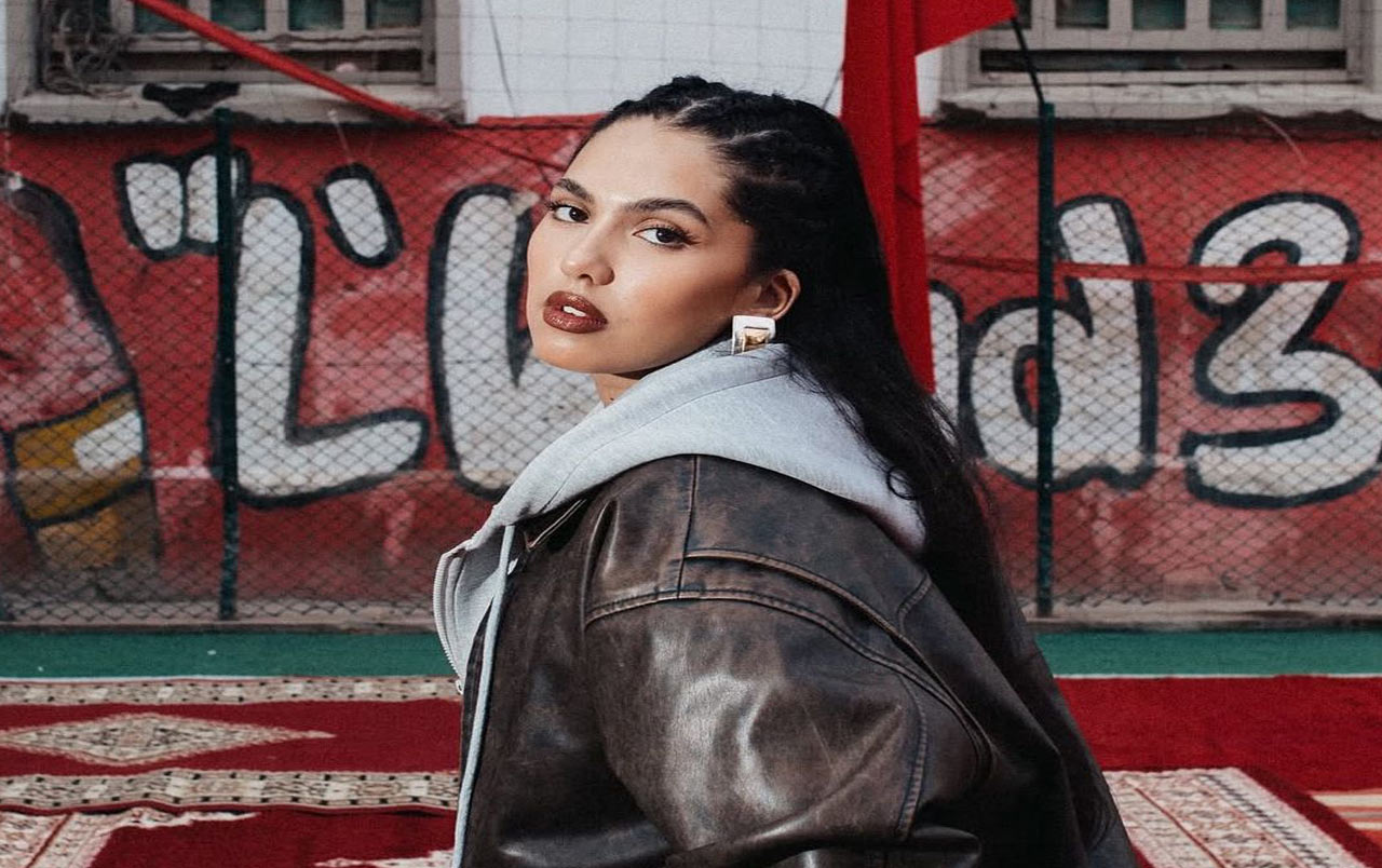 منال بنشليخة تعود بقوة الى الساحة الفنية عبر “Carta Rouge”… عمل يمزج بين الراي والفلامنكو بروح جديدة