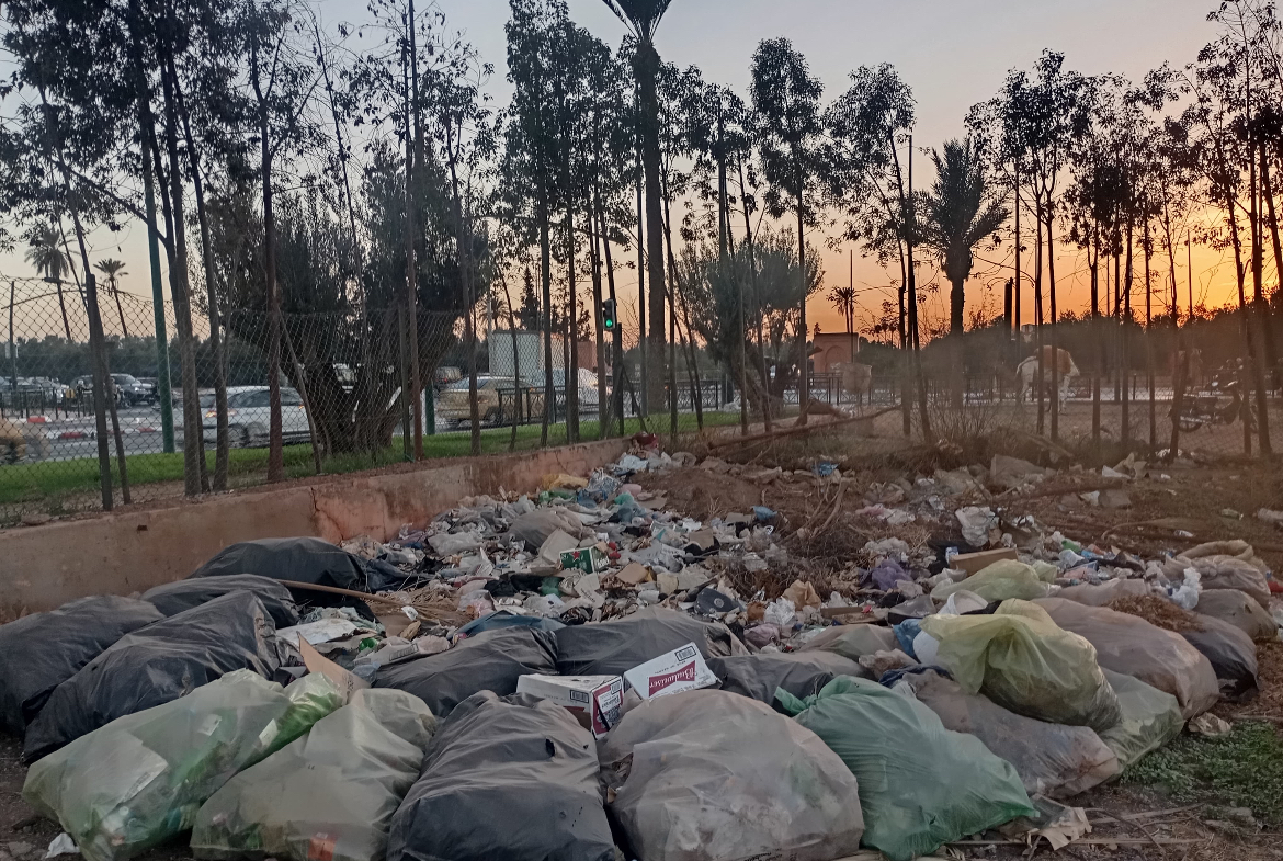 فضاء المنارة بمراكش يغرق في الأزبال وسط صمت الجهات المسؤولة