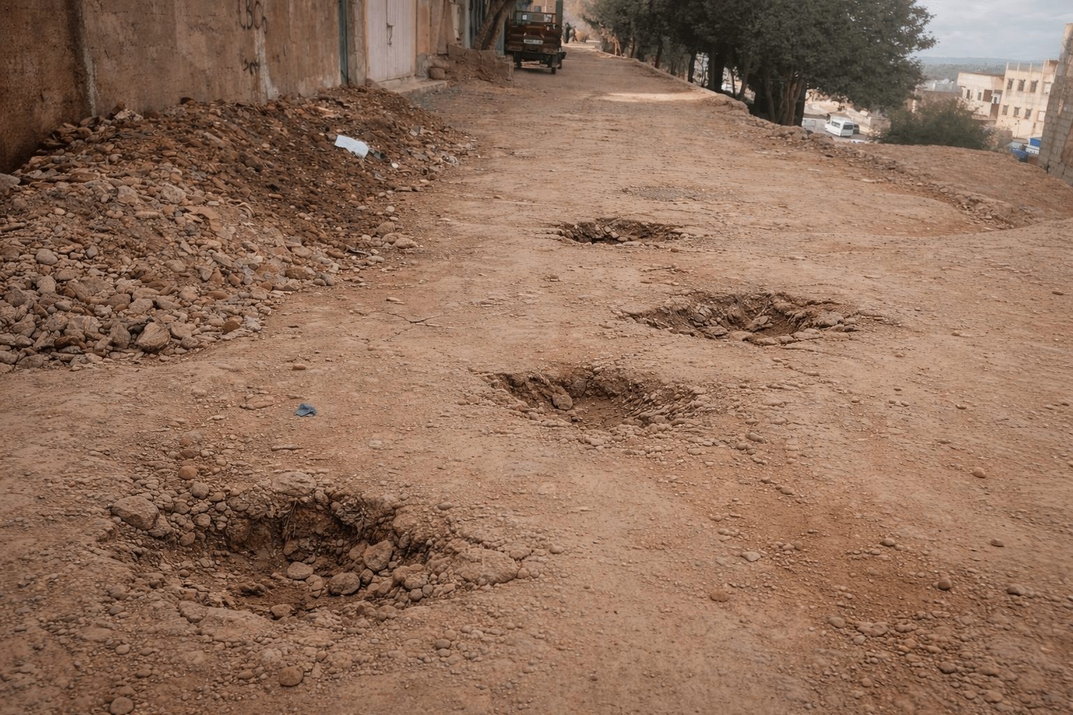 ساكنة دوار الحاجب تستنكر هشاشة البنيات وتدعو الى انهاء معاناة يومية