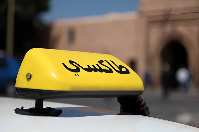 مراكش تشدد المراقبة على سيارات الأجرة: سحب رخص الثقة لمخالفي تشغيل العداد