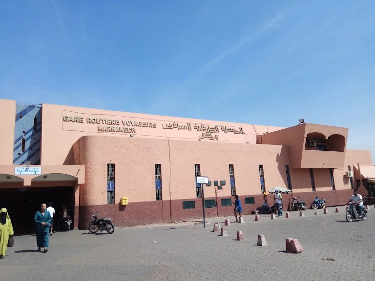 بلاغ استنكاري لهيئات مهنيي النقل العمومي للمسافرين بمراكش رفضا لقرار الترحيل إلى العزوزية