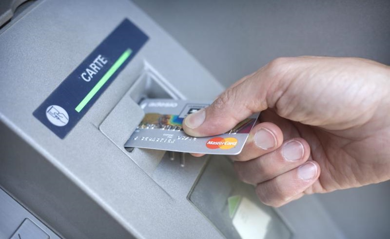 المحكمة التجارية بالدار البيضاء تعوض زبونا بـ5000 درهم بعد ابتلاع شباك بنكي لبطاقته