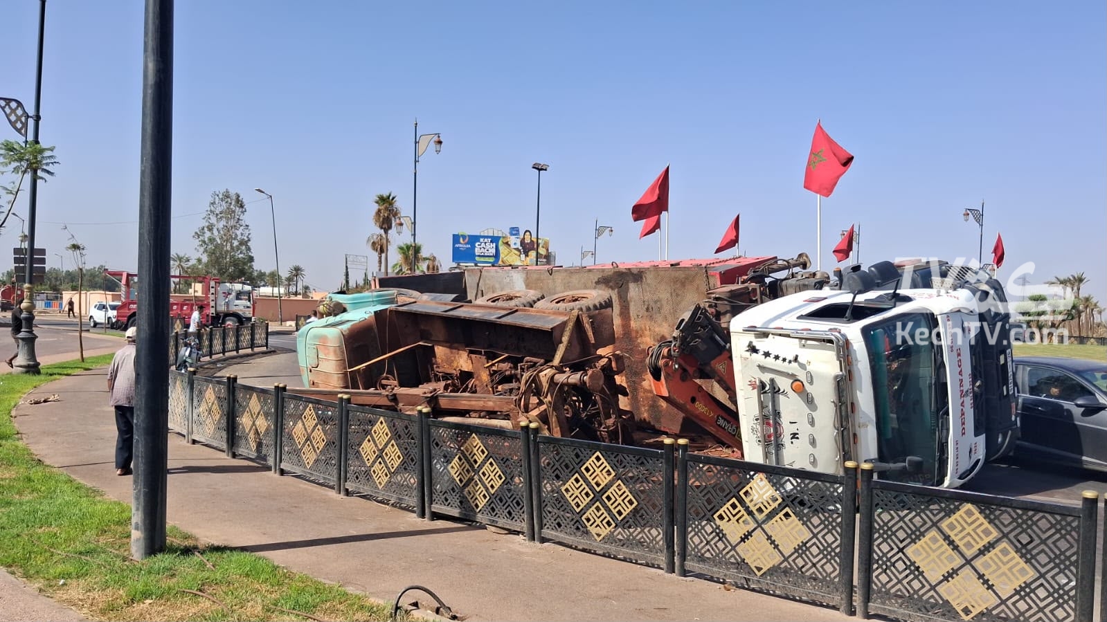 مراكش.. انقلاب شاحنة محملة بمعدات حفر الآبار بجماعة واحة سيدي إبراهيم دون تسجيل إصابات