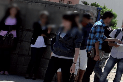 أمام أبواب المدارس… أمومة أم قلق اجتماعي؟