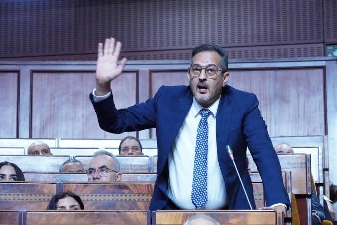 تسليم السلط قبل تنصيب الحكومة يثير الجدل.. المهاجري يرد على العسري بالاستناد إلى القانون التنظيمي