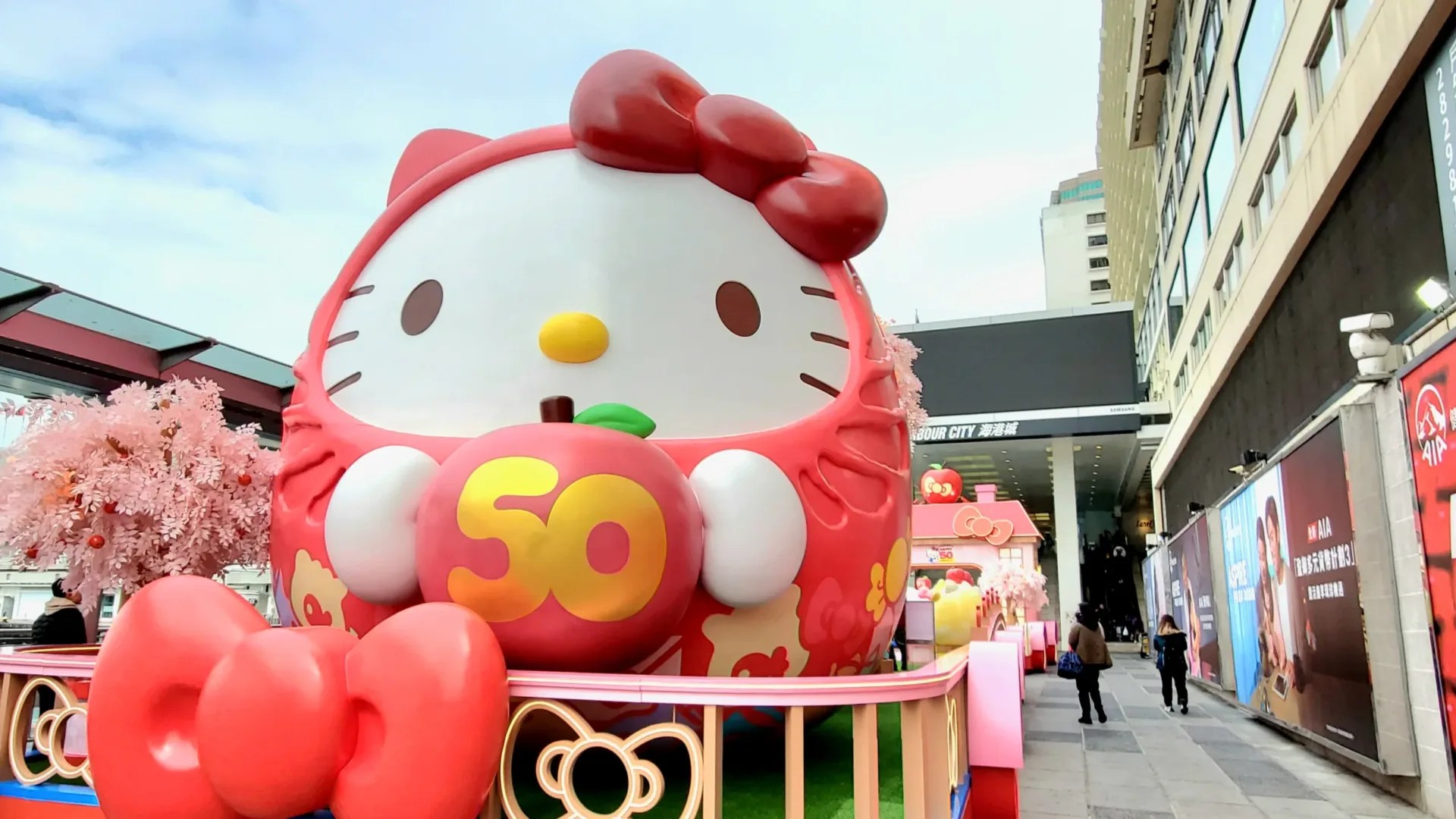 Giant Hello Kitty Daruma