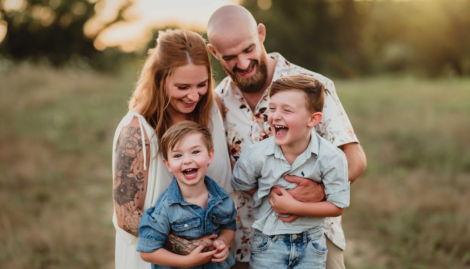 Счастливая семья фото. Портретная фотосъемка семьи. Family illustration. Счастливая здоровая семья. Семейная фотосессия на белом фоне.