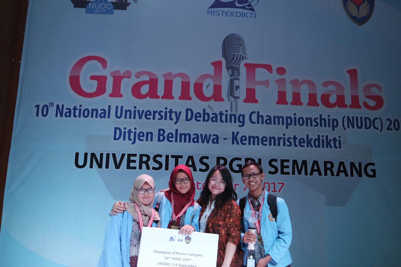 Malik dan Laila Juara Nasional Debat Bahasa Inggris